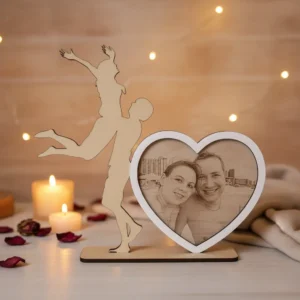 Stock-white rig Egyedi Valentin napi dísztárgy: fénykép gravírozás fába fehér szív kerettel és szerelmes pár sziluettjével.