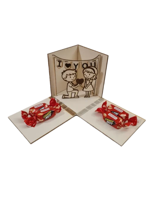 nyitva Valentin-napi gravírozott ajándékdoboz nyitva