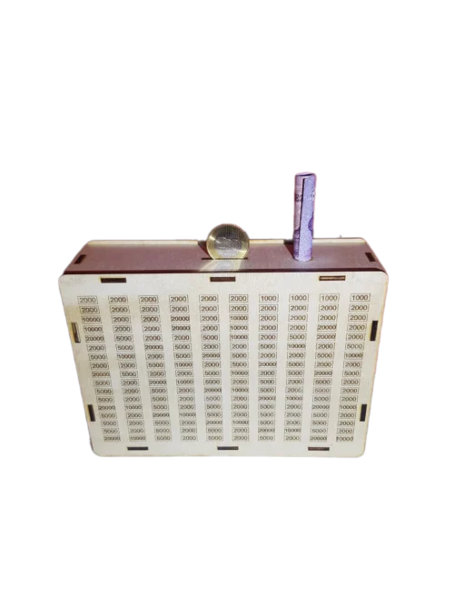 persely-számos pénzes előlnézet Az 1 millió forintos fa persely elölnézete a gyűjtést segítő számhálóval, amelyen 1000 és 20000 forint közötti címletek szerepelnek.