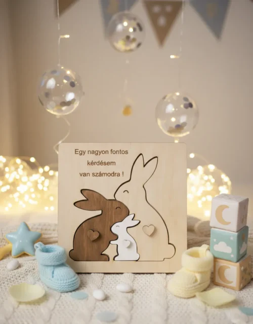 3 szines nyuszi keresztszülőfelkérő Három féle árnyalatú nyuszis exkluzív keresztszülő felkérő ajándék szemből fotózva, ünnepi környezetbe