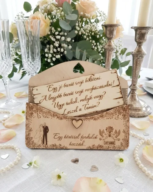 Esküvői tanúfelkérő díszes gravírozott fa boríték ünnepi asztalon nyitva, látható a belső üzenet.