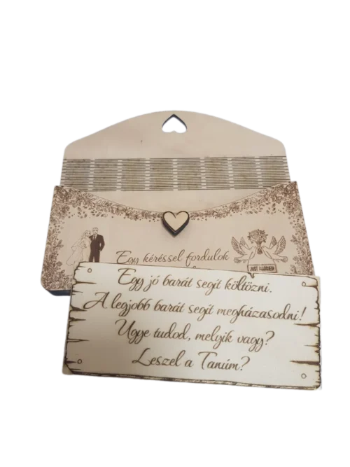 Esküvői tanú felkérő díszes gravírozott fa boríték , nyitva előtte az üzenetet hordozó fatábla.