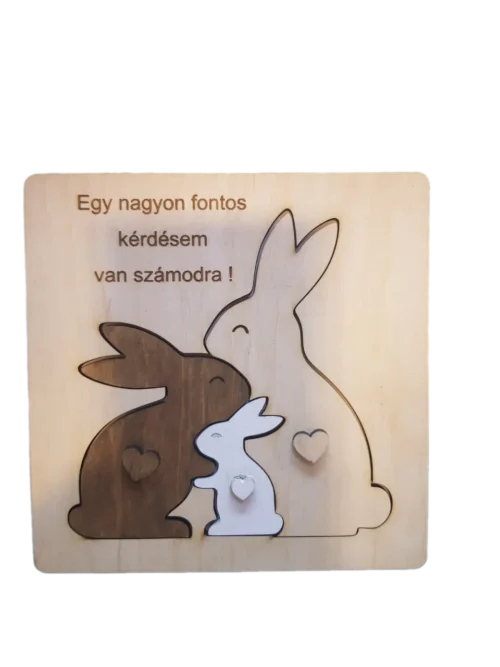 szép szines nyuszis keresztszülőfelkérő Három féle árnyalatú nyuszis exkluzív keresztszülő felkérő ajándék szemből fotózva, prémium 3-4 mm-es nyírfa lemezből