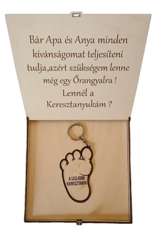 Gravírozott fa díszdoboz és lábnyom alakú kulcstartó keresztanya felkéréshez