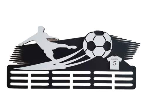 Egyedi gravírozott fa éremtartó falra névvel és számmal ellátott mezzel