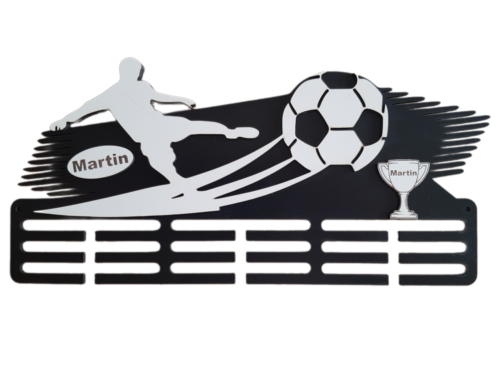 Egyedi gravírozott fa éremtartó falra, névtáblával és serleggel.