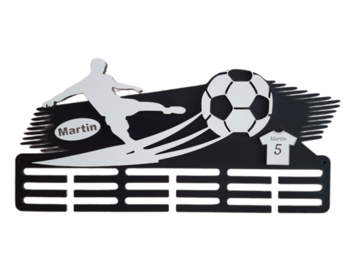 Egyedi gravírozott fa éremtartó falra, névtáblával és mezzel