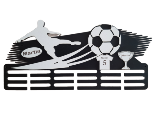 Egyedi gravírozott fa éremtartó falra, névtáblával és mezzel és névre szóló serleggel