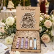 Nyitott esküvői pénzátadó doboz Just Married autós grafikával és bankjegy tekercsekkel