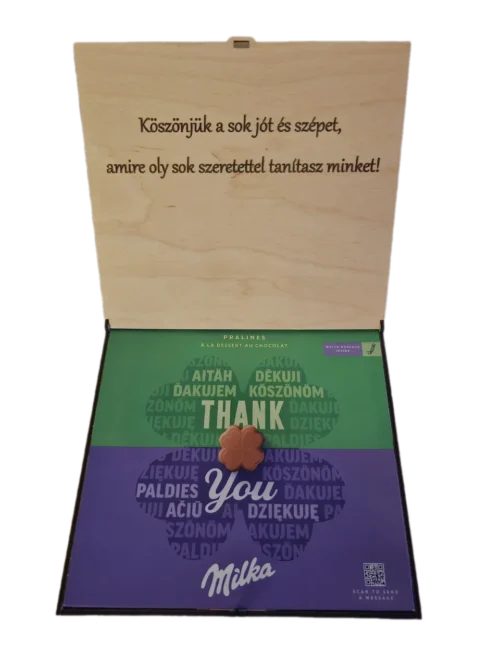 Pedagógusnapi ajándék csokitartó doboz kinyitva csokival Nyitott fa pedagógusnapi doboz benne egy 110g-os Milka praliné csokoládéval