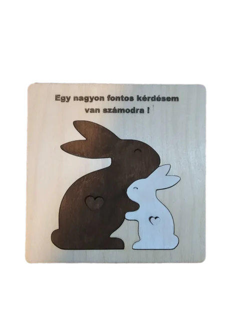 fa-keresztszülő-felkérő-nyuszik Fa alapú, gravírozott felkérő tábla , amelyen egy barna és egy fehér nyuszi figura öleli egymást szív mintás díszítéssel, felette "Egy nagyon fontos kérdésem van számodra!" felirattal.