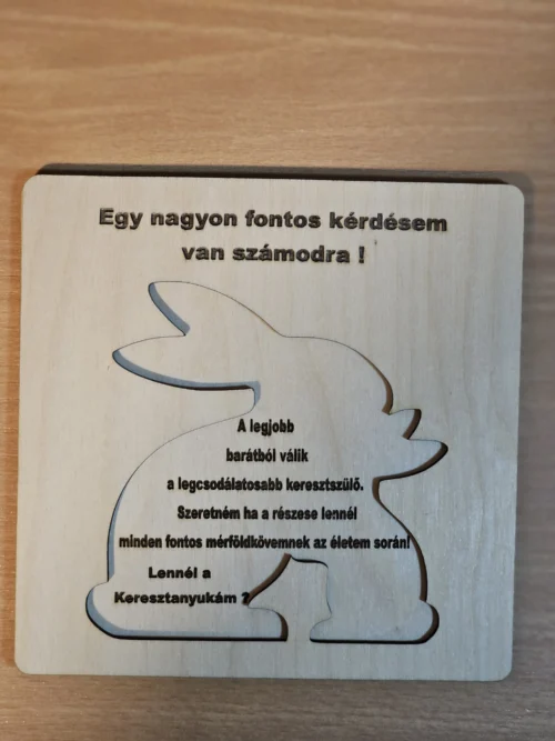 fa-keresztszulo-felkero-nyuszi-szoveg Fa alaplapra lézerrel gravírozott keresztanyu felkérő szöveg "Egy nagyon fontos kérdésem van számodra!" felütéssel és nyuszi alakú kivágással.