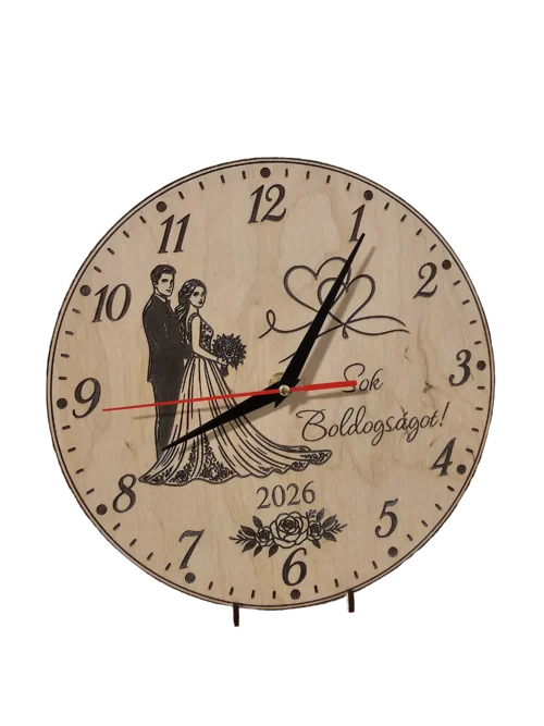 esküvői óra 4 Enyhén döntött szögből látható, gravírozott számlapú esküvői fa óra, amely asztali díszként vagy falióraként is megállja a helyét.